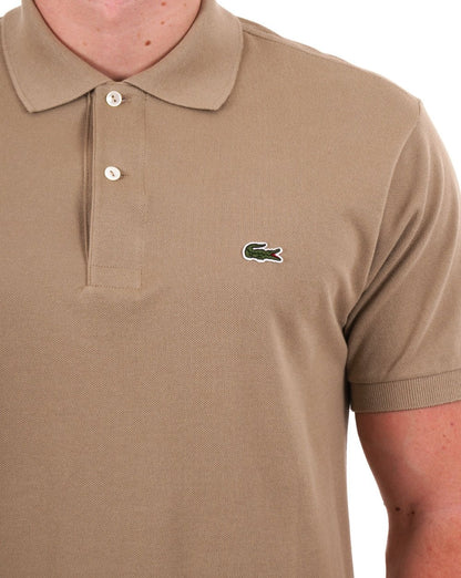 Lacoste – Klassisches Poloshirt in dunklem Sand