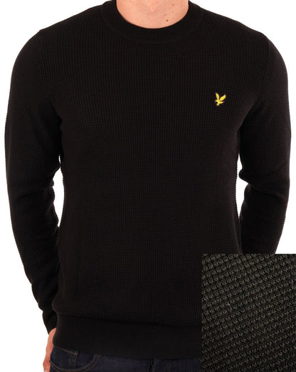 Lyle &amp; Scott – Strickpullover mit Rundhalsausschnitt und Gittermuster in Schwarz