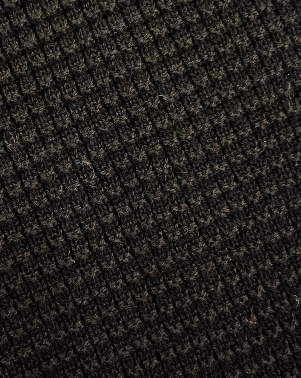 Lyle &amp; Scott – Strickpullover mit Rundhalsausschnitt und Gittermuster in Schwarz