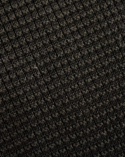Lyle &amp; Scott – Strickpullover mit Rundhalsausschnitt und Gittermuster in Schwarz