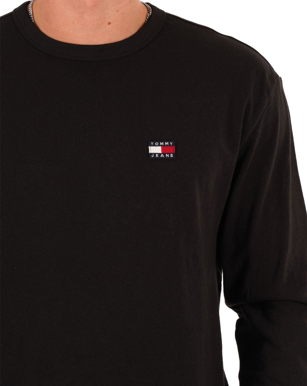 Tommy Jeans – T-Shirt mit langem Arm und Badge in Schwarz