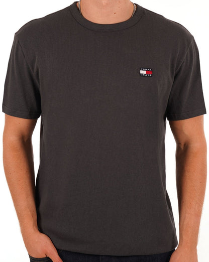 Tommy Jeans – T-Shirt mit Flag-Badge in Anthrazit