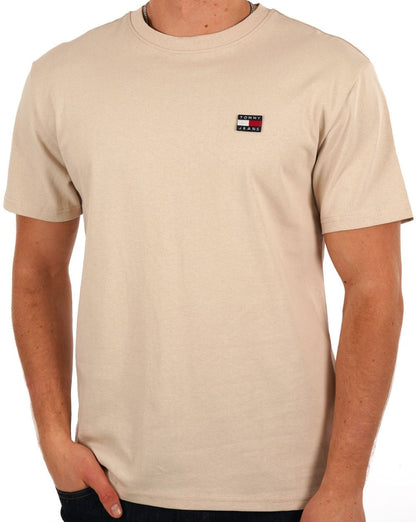 Tommy Jeans – T-Shirt mit Flaggenabzeichen in Beige