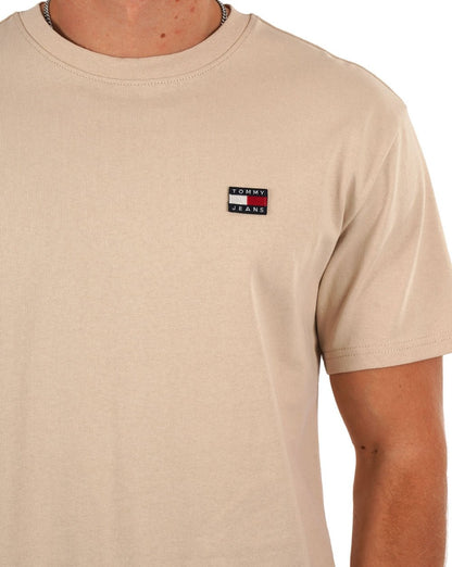 Tommy Jeans – T-Shirt mit Flaggenabzeichen in Beige