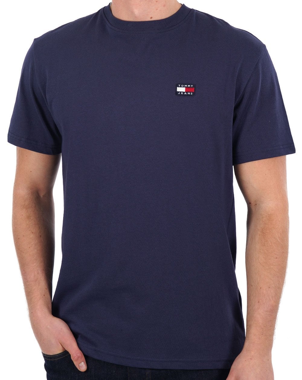 Tommy Jeans – T-Shirt mit Flag-Badge in Marineblau