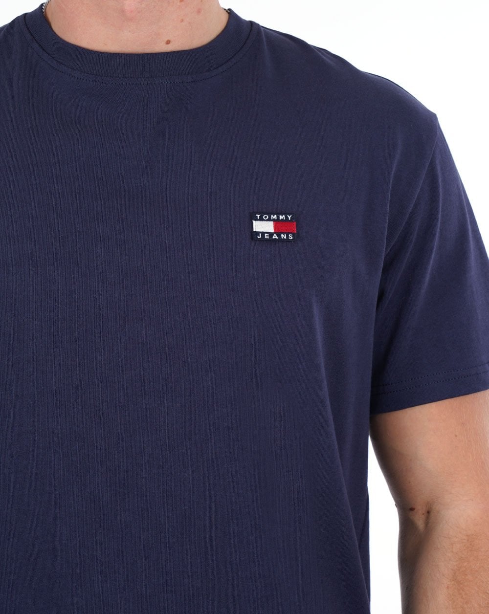 Tommy Jeans – T-Shirt mit Flag-Badge in Marineblau