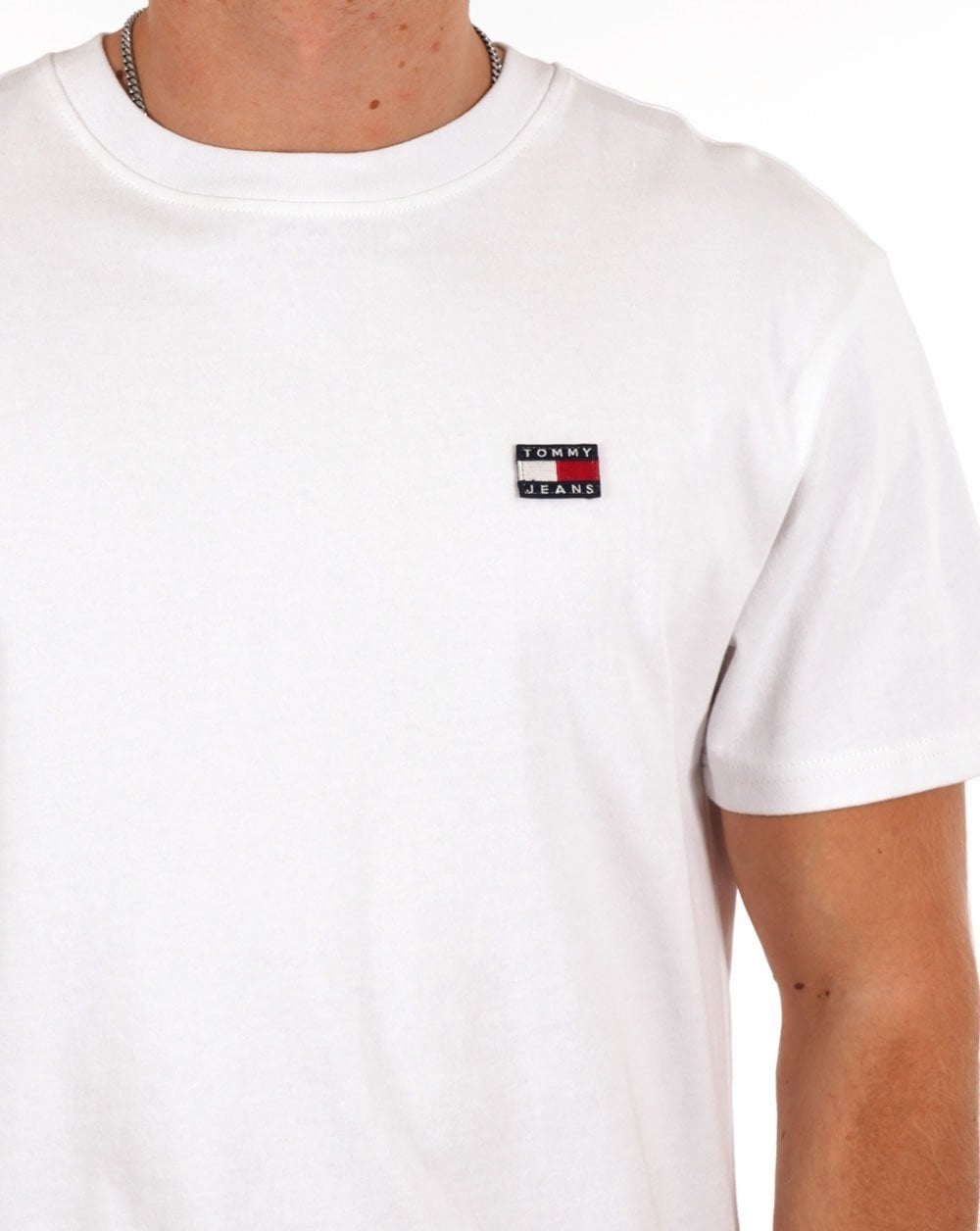 Tommy Jeans – Weißes T-Shirt mit Flaggenabzeichen