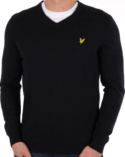 Lyle &amp; Scott – Pullover aus Merinowolle mit V-Ausschnitt in Schwarz