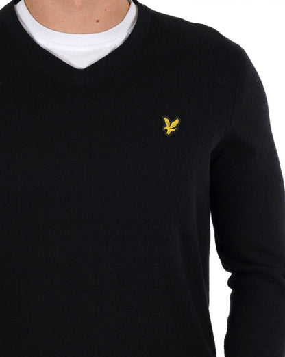 Lyle &amp; Scott – Pullover aus Merinowolle mit V-Ausschnitt in Schwarz