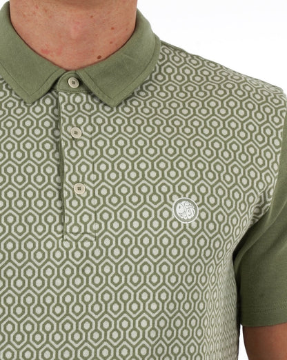 Pretty Green – Poloshirt mit glänzendem Geo-Muster Grün