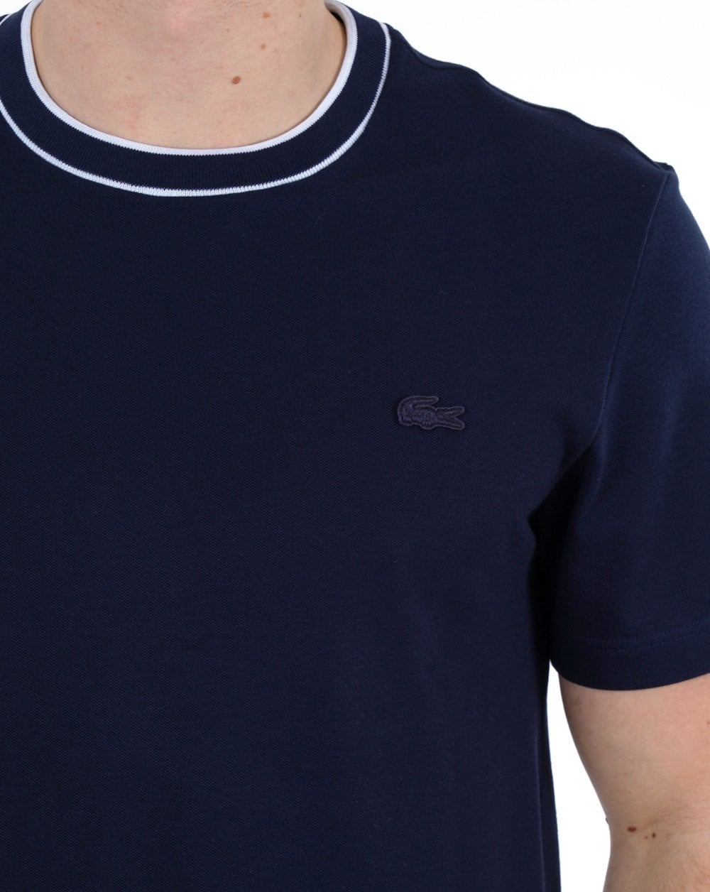 Lacoste – T-Shirt mit Stretch-Piqué und Streifenkragen in Marineblau
