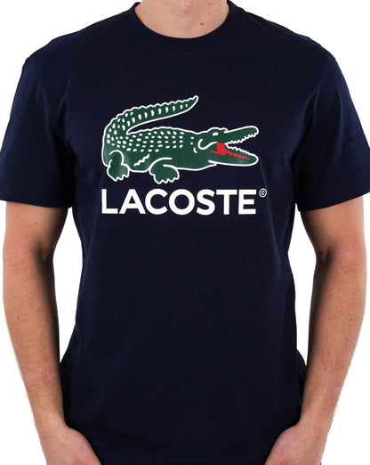 Lacoste – T-Shirt mit großem Signatur-Print in Marineblau