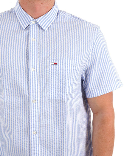 Tommy Jeans – Gestreiftes Seersucker-Kurzarmhemd, Weiß/Blau