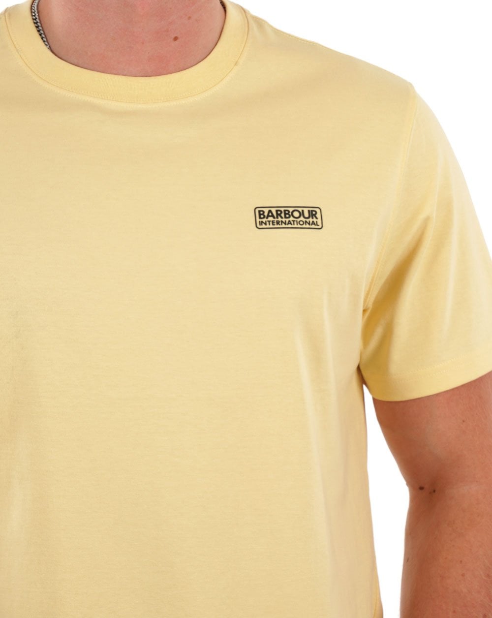 Barbour International – T-Shirt mit kleinem Logo in Staubgelb