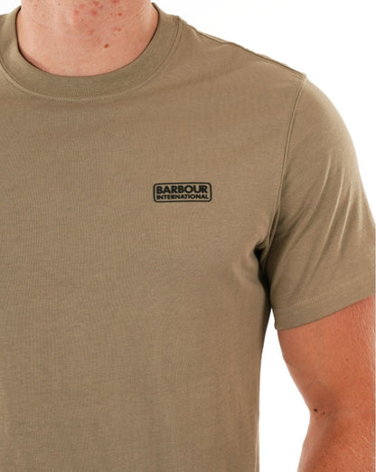 Barbour International – T-Shirt mit kleinem Logo „Timberwolf“