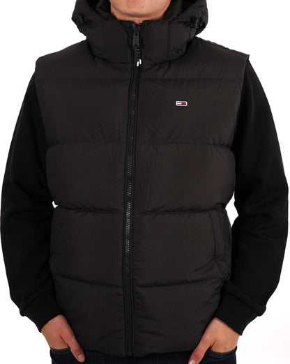 Tommy Jeans – Daunenweste mit Kapuze in Schwarz