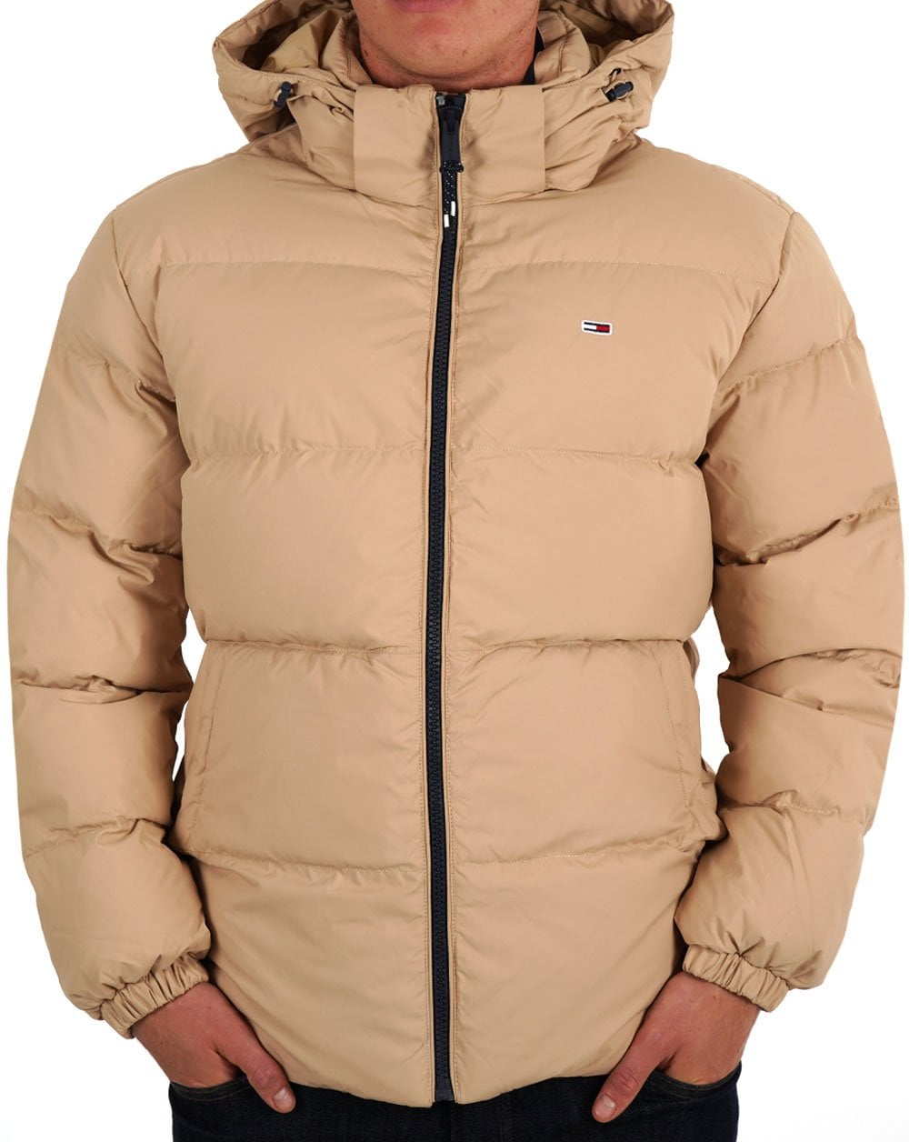 Tommy Jeans – Wasserabweisende Daunenjacke in Sand