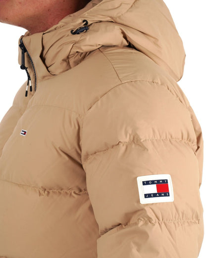 Tommy Jeans – Wasserabweisende Daunenjacke in Sand