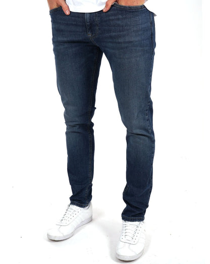 Tommy Jeans – Austin – Schmal zulaufende Jeans in dunklem Denim