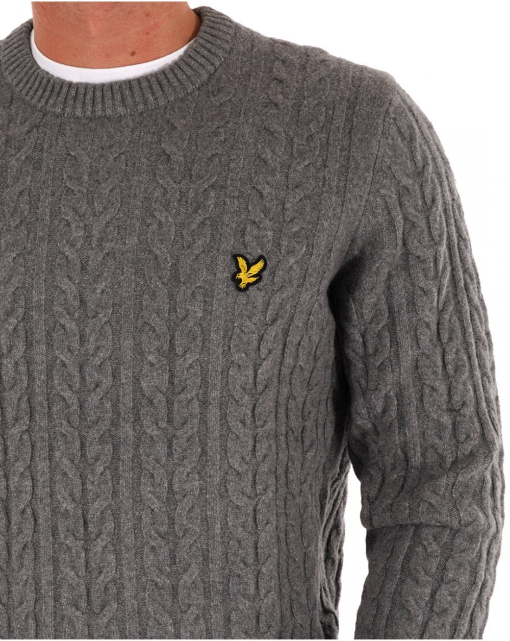 Lyle &amp; Scott – Rundhalspullover mit Zopfmuster in Mittelgrau meliert