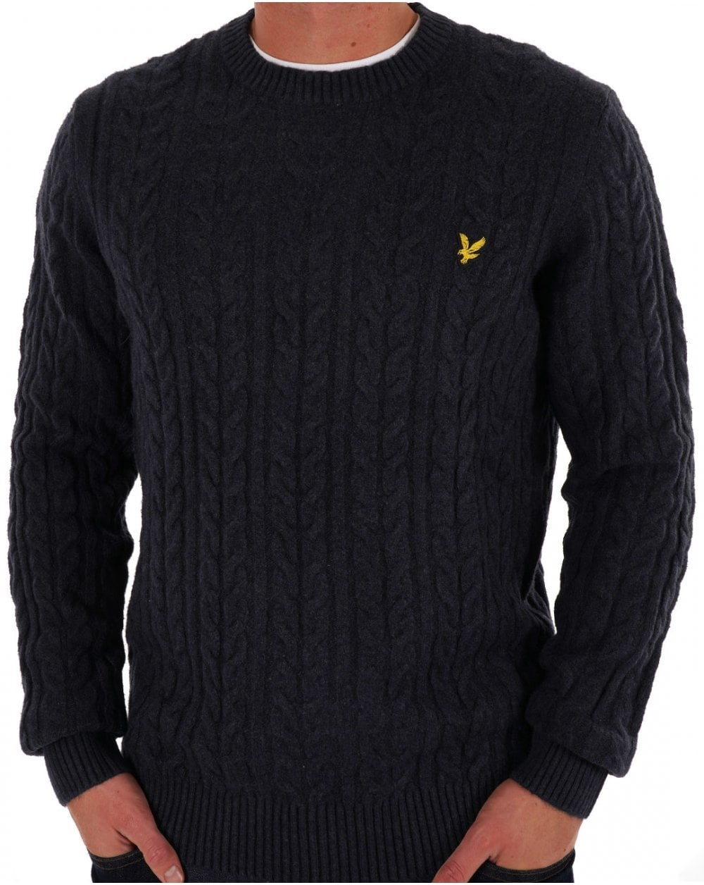 Lyle &amp; Scott – Rundhalspullover mit Zopfmuster in Dunkelmarineblau