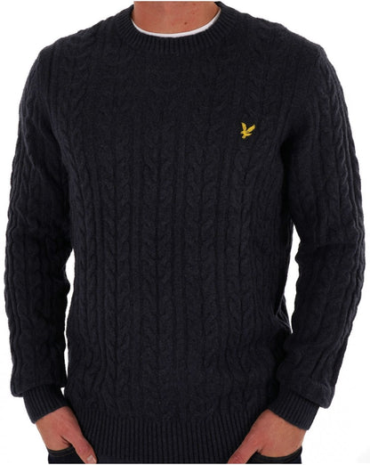 Lyle &amp; Scott – Rundhalspullover mit Zopfmuster in Dunkelmarineblau
