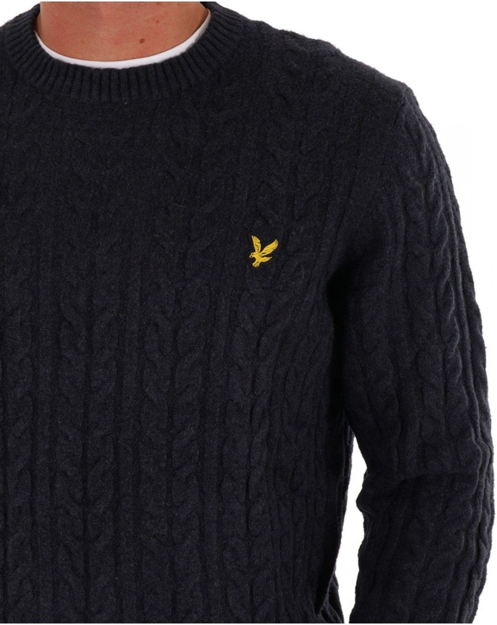 Lyle &amp; Scott – Rundhalspullover mit Zopfmuster in Dunkelmarineblau
