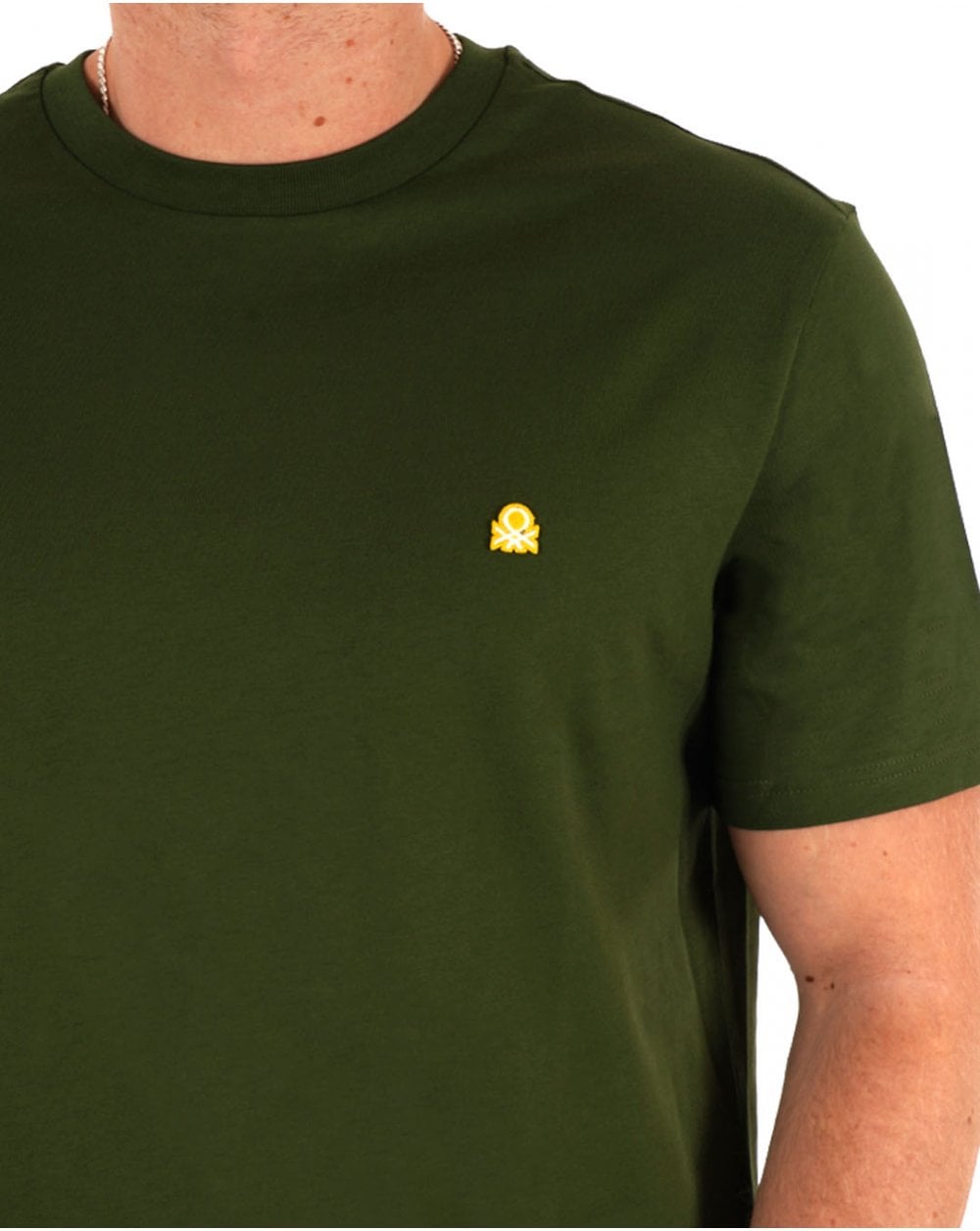 Benetton – T-Shirt mit kleinem Logo in dunklem Wald