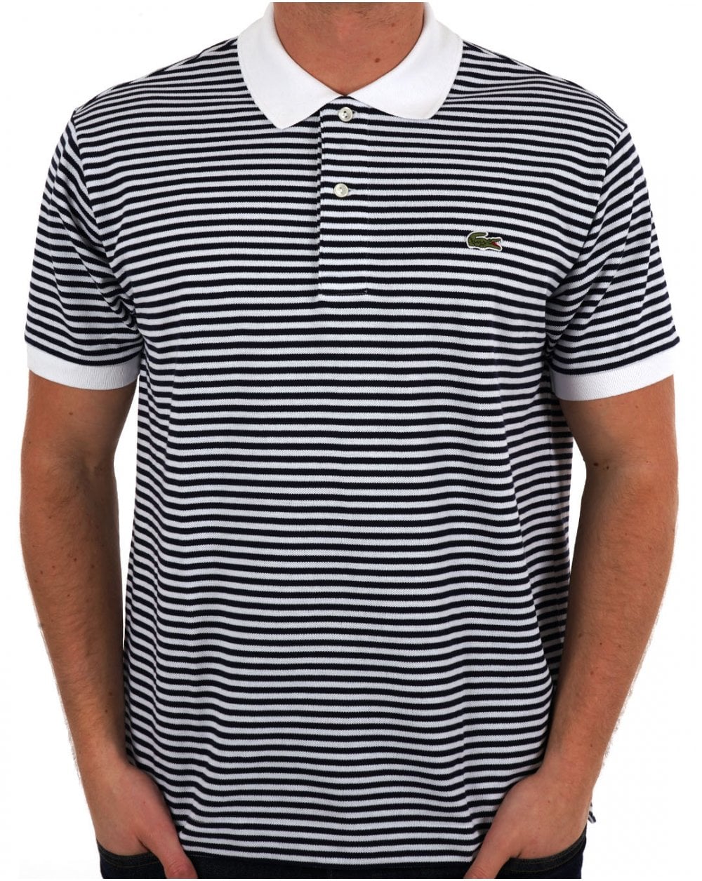 Lacoste – Poloshirt mit feinen Streifen, Weiß/Marineblau