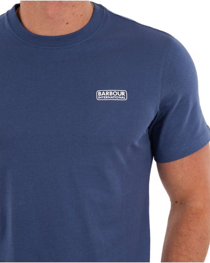 Barbour International – T-Shirt mit kleinem Logo in Nordseeblau