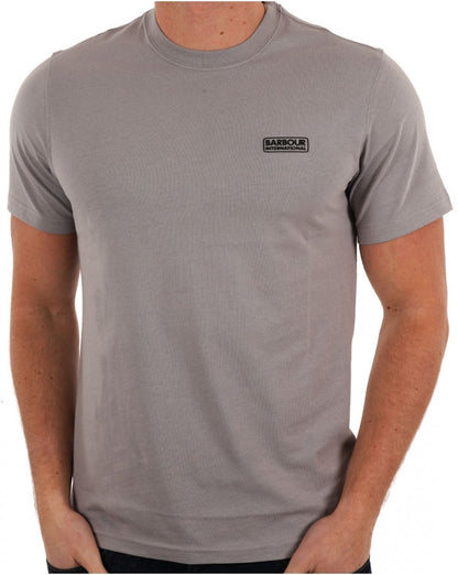 Barbour International – T-Shirt mit kleinem Logo in Hellschiefergrau