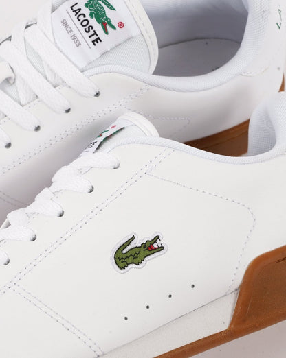 Lacoste – Carnaby Cup – Leder-Sneaker in Weiß/Gummi