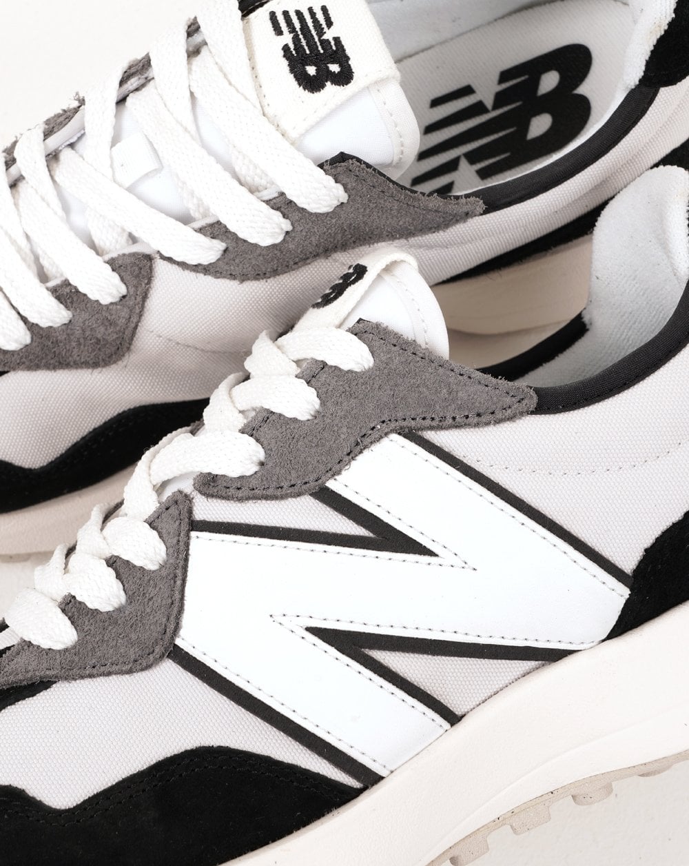New Balance 327 Sneaker Weiß/Schwarz