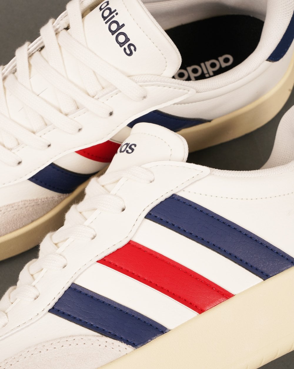 Adidas Barreda Sneakers Off-White/Marineblau/Rot