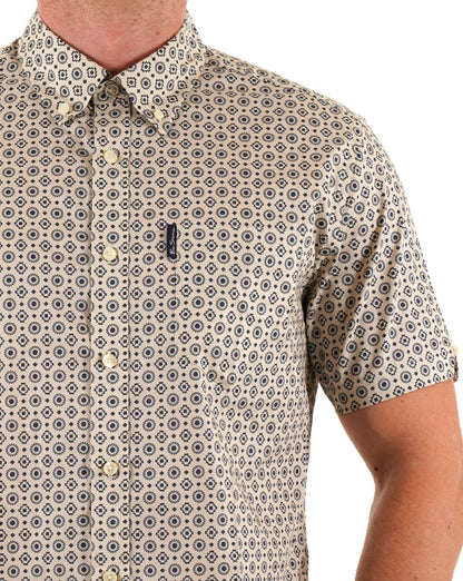 Ben Sherman – Sommerhemd mit Geo-Print in Nebel