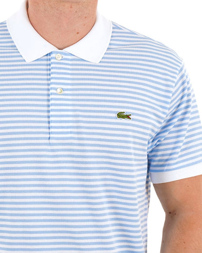 Lacoste – Poloshirt mit feinen Streifen, Weiß/Himmelblau