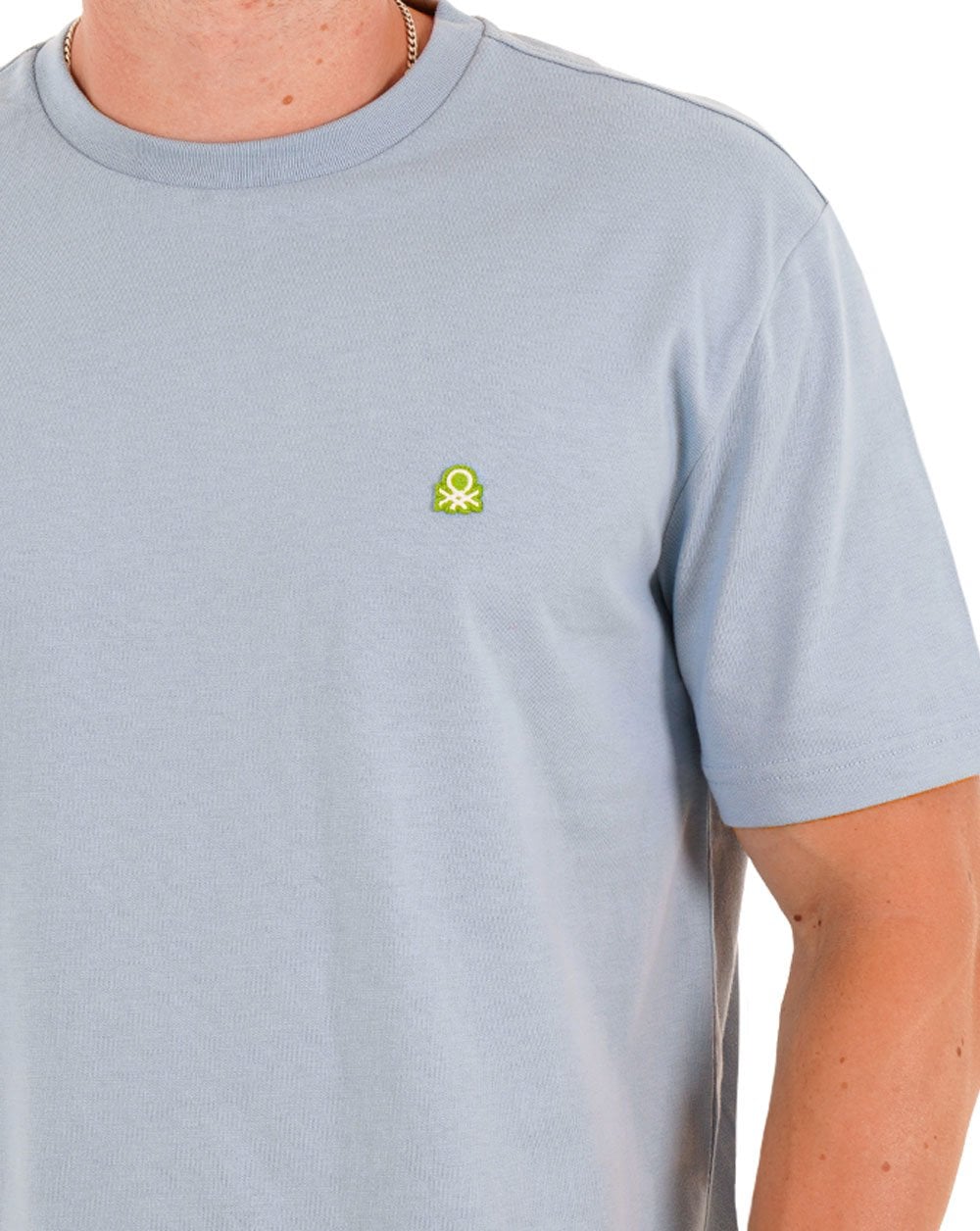 Benetton – T-Shirt mit kleinem Logo, Zartblau/Salbeigrün