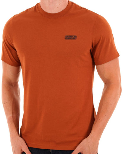 Barbour International – T-Shirt mit kleinem Logo in dunklem Ingwer
