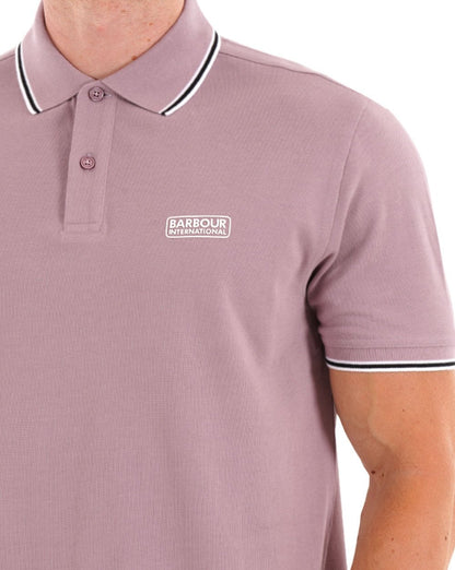 Barbour International – Poloshirt Evan Tipped in Holunderbeere