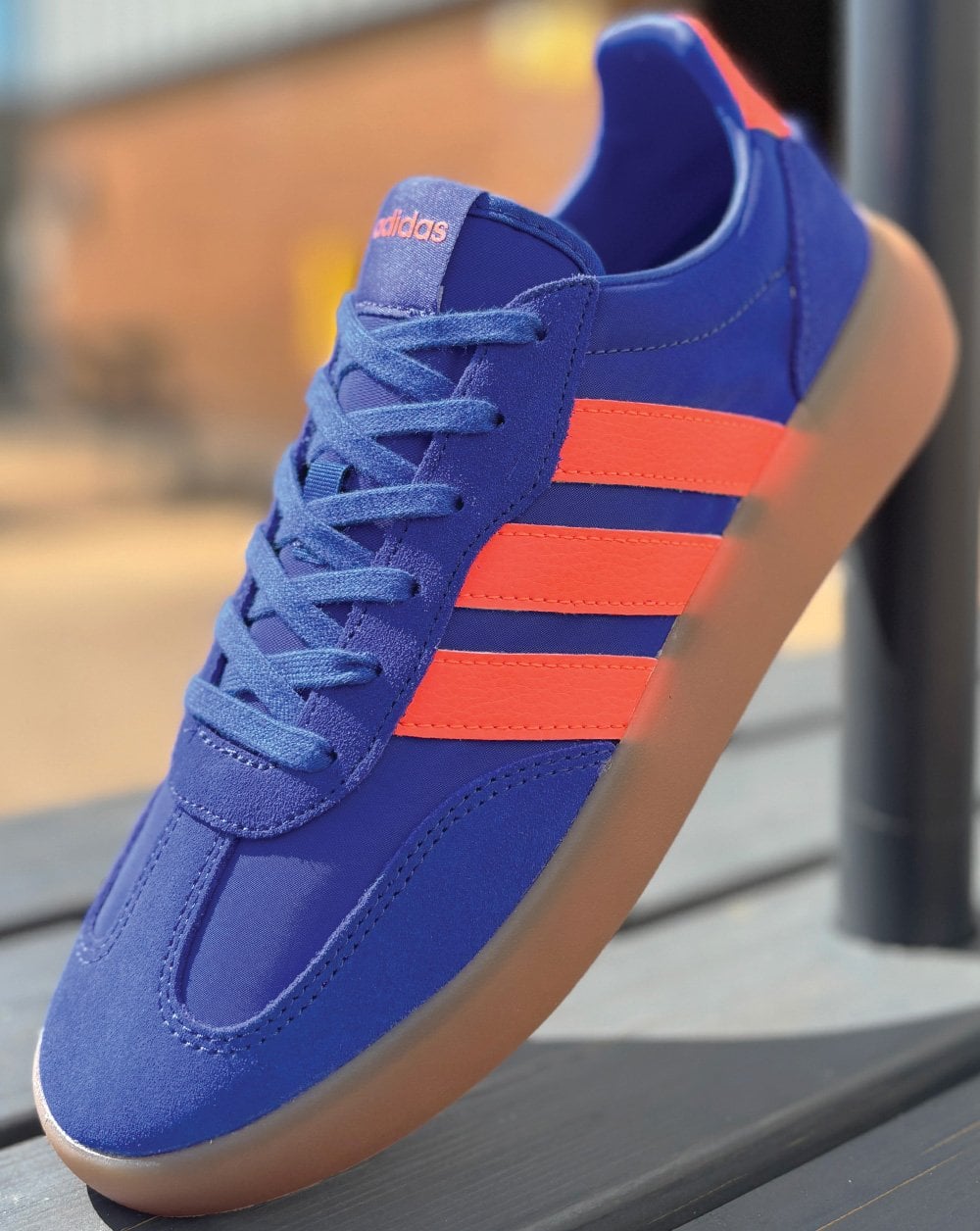 Adidas Barreda Decode Sneaker in leuchtendem Blau-Orange