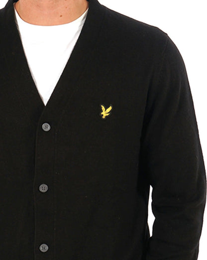 Lyle &amp; Scott Cardigan aus Baumwollmerinowolle mit V-Ausschnitt in Schwarz