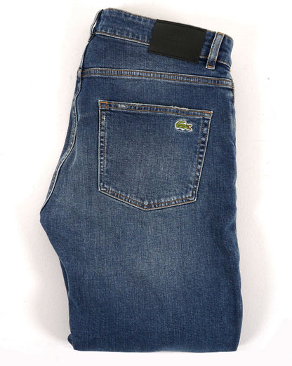 Lacoste – Slim Fit – Indigoblaue Jeans in verwaschenem Dunkelblau (Medium Washed)
