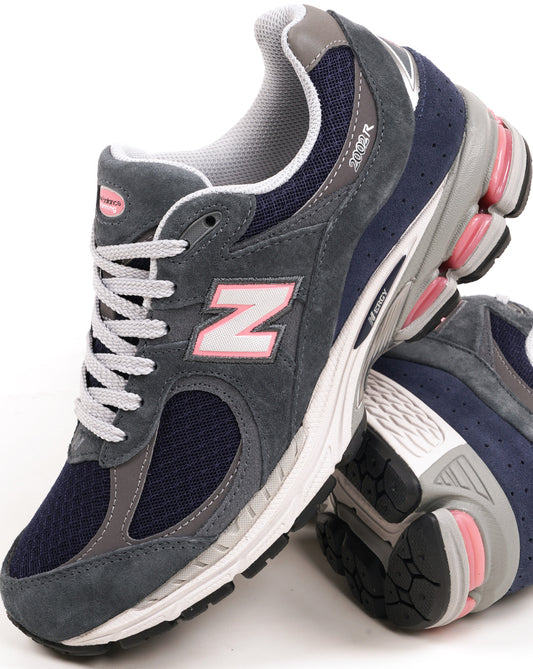 New Balance 2002R Trainers Graphite/Pink