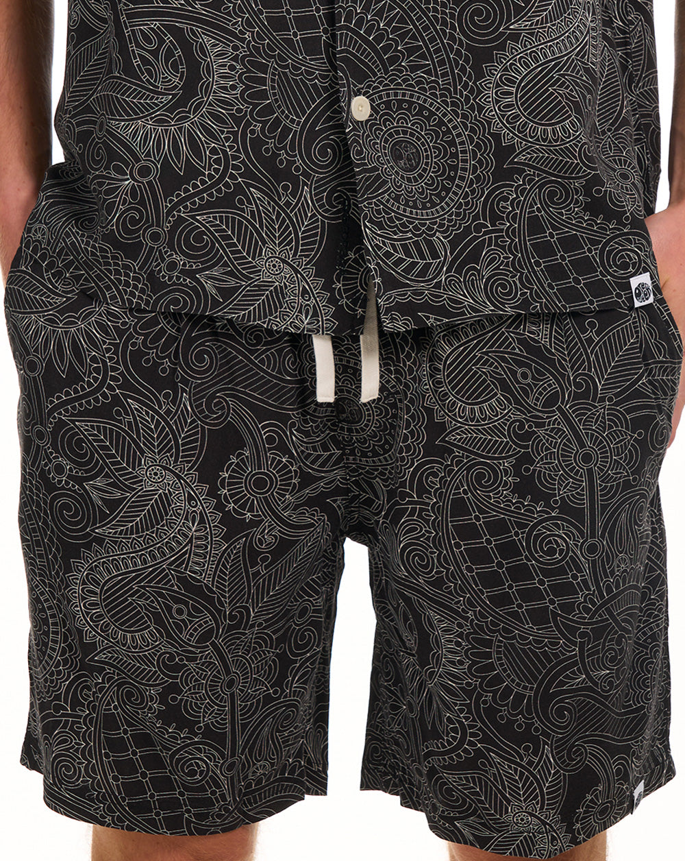 Pretty Green Resonance Linear Paisley Shorts Schwarz