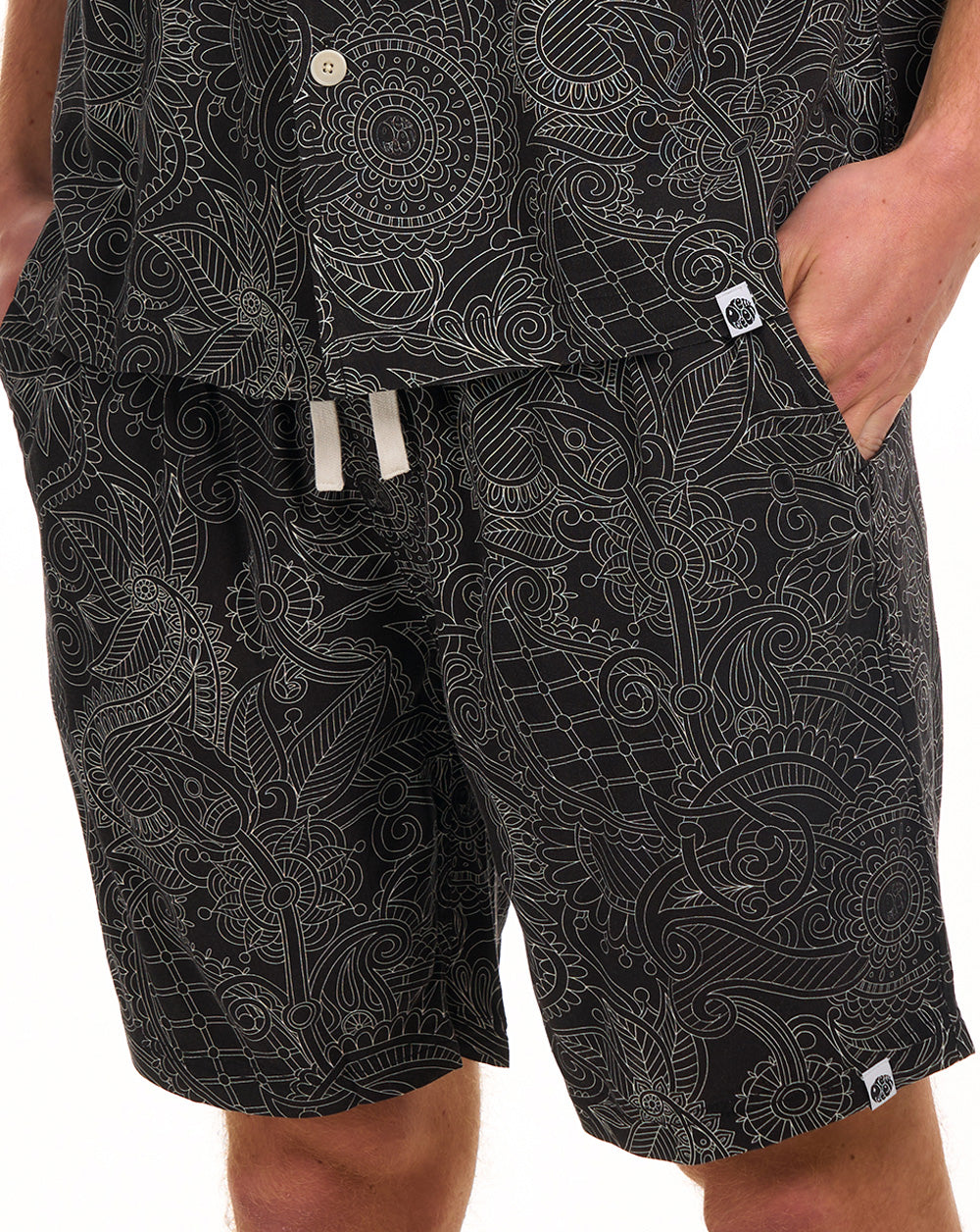 Pretty Green Resonance Linear Paisley Shorts Schwarz