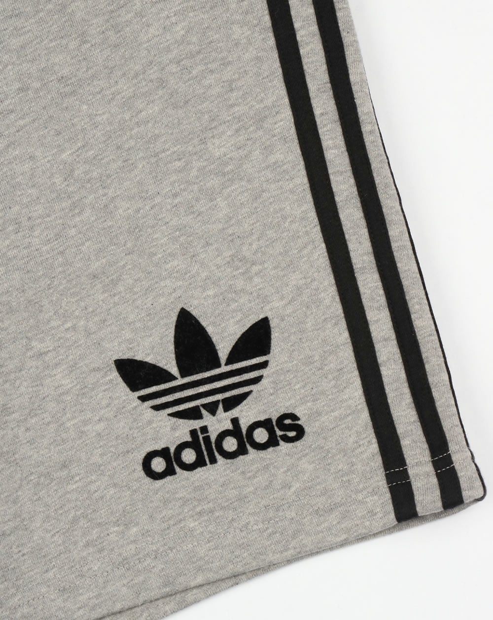 Adidas Originals – Graue Shorts mit 3 Streifen