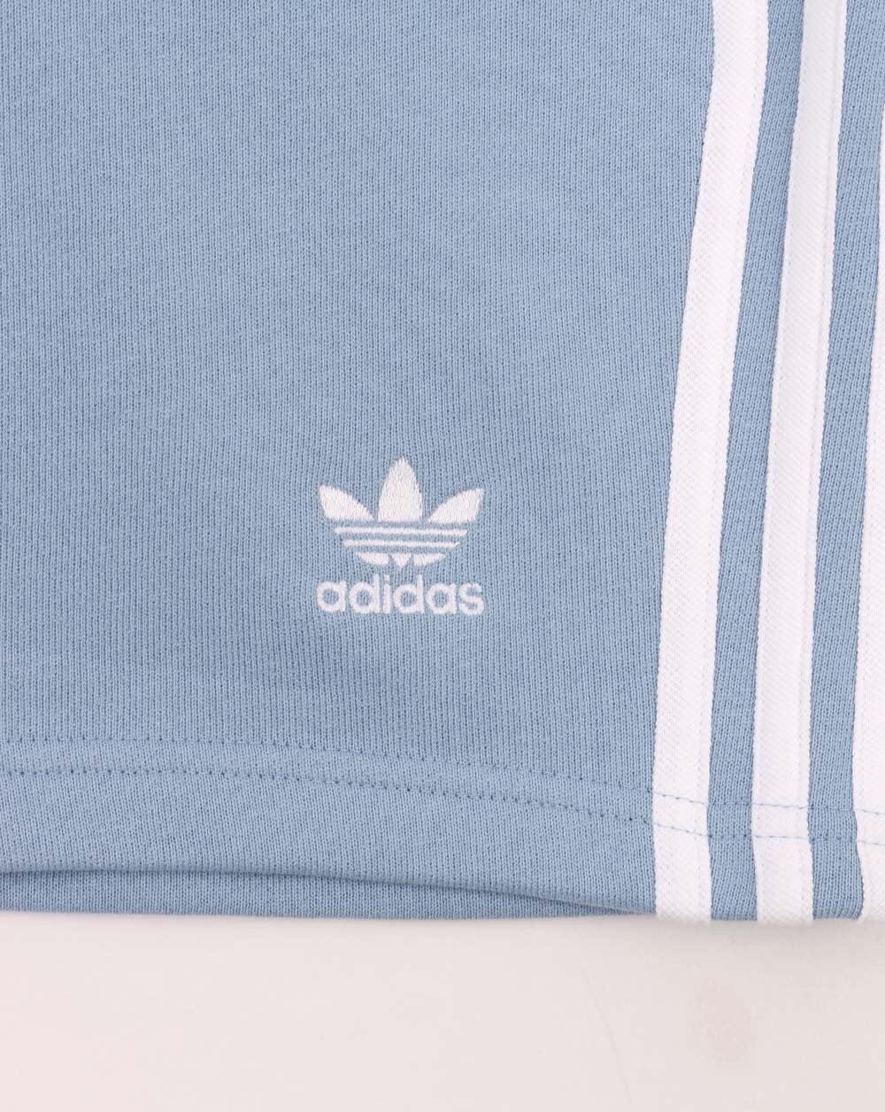 Adidas Originals – Shorts mit 3 Streifen, Himmelblau
