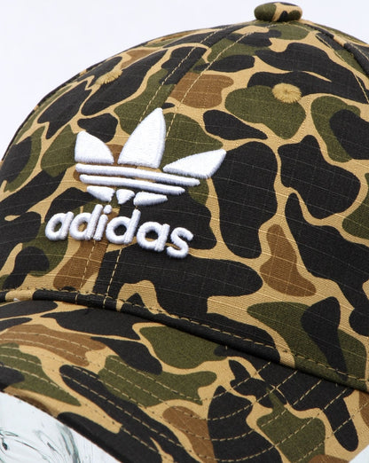 Adidas Originals – Baseballkappe mit Camouflage-Muster in Dunkelsahara