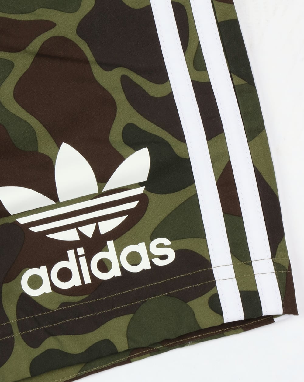 Adidas Originals – Grüne Camouflage-Shorts
