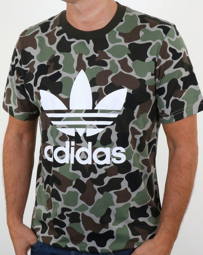 Adidas Originals – T-Shirt mit Trefoil-Muster in Camouflage